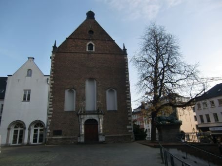 Neuss : Markt, von 1637 bis 1802 diente das heutige Zeughaus den Franziskaner-Observanten als Kirche und Kloster. Heute wird das Gebäude von der Stadt Neuss als Tagungs- und Veranstaltungsort genutzt.